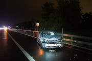 Der 18-jährige Lenker verletzte sich mittelschwer, das Fahrzeug wurde beim Unfall beschädigt. (Bild: Zuger Polizei)