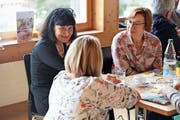 Die neuen Vorstandsmitglieder Irene Bruderer (links) und Beate Bellefi (rechts) im Gespräch. (Bild: PD)