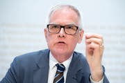 Hanspeter Uster im Medienzentrum in Bern. (KEYSTONE/Anthony Anex)