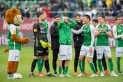 Die Teamkollegen freuen sich mit: Tranquillo Barnetta (Mitte) lässt sich feiern. (Bild: Urs Bucher)