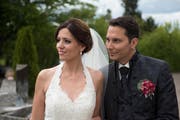 Sängerin Sabrina Sauder aus Sirnach trat am Samstag mit Nicolas Giovanettoni in der Kirche auf Burg zu Stein am Rhein vor den Traualtar. (Bild: Simon Kaufmann, Brennweite Fotografie/PD)