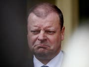 Erlitt bei den Präsidentenwahlen in Litauen eine Schlappe: der amtierende Ministerpräsident Saulius Skvernelis. Er tritt nun als Folge von seinem Regierungs-Posten zurück. (Bild: KEYSTONE/EPA/VALDA KALNINA)