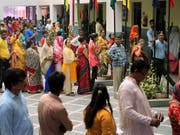 In Indien sind seit dem 11. April Millionen Wählerinnen und Wähler aufgerufen, ein neues Parlament zu bestimmen. In Neu Delhi bildeten sich am Sonntag lange Warteschlangen vor den Wahllokalen. (Bild: KEYSTONE/AP/MANISH SWARUP)