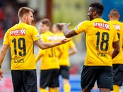Thorsten Schick (links) und Jean-Pierre Nsame feiern den Sieg dezent (Bild: KEYSTONE/VALENTIN FLAURAUD)