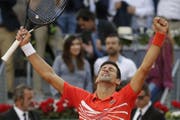 Triumphiert in der spanischen Hauptstadt nach einer Durststrecke: Der Serbe Novak Djokovic. (Bild: Bernat Armangue/Keystone, Madrid, 12. Mai 2019)