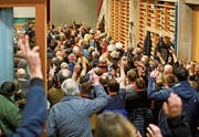 Bürgerinnen und Bürger stimmen bei einer Gemeindeversammlung in Vals – wo auch Ausländer teilnehmen dürfen – per Handaufhalten ab. (Bild: E. Risch/Keystone; 18. März 2016)