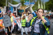 Mit dem Megafon voran. Eine der Organisatorinnen führt den Demonstrationszug an. (Bild: Reto Martin)
