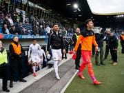 Die GC-Spieler, vorne Heinz Lindner, verlassen nach dem Spielabbruch in Luzern enttäuscht die Spielerbank (Bild: KEYSTONE/ENNIO LEANZA)