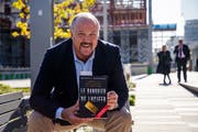 Bradley Birkenfeld mit der französischen Ausgabe seines Buches in Paris. (Bild: Christophe Petit Tesson/EPA)