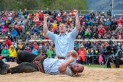 Die Entscheidung: Pirmin Reichmuth jubelt nach dem erfolgreichen Fussstich gegen Sven Schurtenberger. (Urs Flüeler/Keystone, Bürglen, 12. Mai 2019)