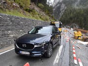Der Fahrer dieses Autos war unter Alkohol- und Drogeneinfluss, als er in Martina GR in eine Baustellenabschrankung fuhr. Der 28-jährige Deutsche blieb unverletzt. (Bild: Kantonspolizei GR)