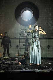Amore (Diane Gemsch) ist auch der verstossenen Kaiserin Ottavia (Ieva Prudnikovaite) nahe. (Bild: Iko Freese)