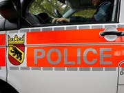 Zahlreiche Einsatzkräfte der Kantonspolizei Bern wurden am Samstagabend nach Belp gerufen. Dort waren Mitglieder zweier Töffclubs aneinandergeraten. (Bild: KEYSTONE/PETER KLAUNZER)