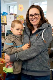 Töggelikasten-Liebhaber Luis mit Mami Annika Reiter. (Bild: Andreas Taverner)