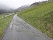 Eine 33-jährige Frau ist am Samstagnachmittag im Graubünden auf der Abfahrt von Bos-cha nach Ardez auf der nassen Strasse mit dem Velo ausgerutscht und gestürzt. Sie zog sich mehrere Knochenbrüche im Gesicht und an einer Hand zu. (Bild: Kantonspolizei Graubünden)