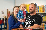 Grosse Fans der Ludothek Frauenfeld: Jasmin Grogg mit Tochter Jara und Ehemann Tobias. (Bild: Andreas Taverner)
