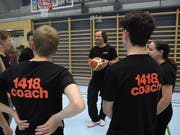 Alexander Denier, J+S-Experte Skifahren, erklärt den angehenden 1418-Coaches, was wichtig ist beim Spiele anleiten.Bild: PD (Cham, 27. April 2019)