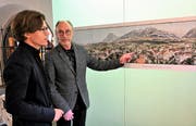 Die Kuratoren der Ausstellung «Siedlungsentwicklung Sarneraatal», Erich Häfliger (links) und Eugen Imhof vor David Alois Schmids Sarner Bild von 1826. (Bild: Romano Cuonz (Sarnen, 10. Mai 2019))