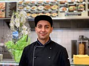 Der «New Point»-Besitzer Hussein Mahmoud vor der Restaurantküche.