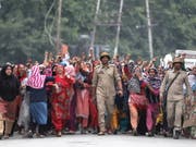 Nach der Vergewaltigung eines dreijährigen Mädchens im indischen Bundesstaat Jammu und Kaschmir ist es in mehreren Orten, darunter auch in der Sommerhauptstadt Srinagar, u gewaltsamen Zusammenstössen zwischen Demonstranten und Sicherheitsvertretern gekommen. (Bild: KEYSTONE/EPA/FAROOQ KHAN)