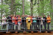 Auftakt zu den Nationalratswahlen für die St. Galler Frauen. Der Baumwipfelpfad war das letzte Ziel auf der Tour. (Bild: Cecilia Hess-Lombriser)