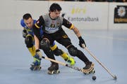 Felipe Sturla (am Ball) erzielte für den RHC Uri einen Treffer. (Bild: Urs Hanhart, Seedorf, 5. Mai 2019)