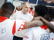 Der ehemalige Fussball-Internationale Stéphane Chapuisat spricht mit Jugendlichen am Street-Soccer-Turnier von Laureus in Payerne (Bild: Keystone/VALENTIN FLAURAUD)