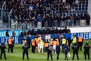 Die GC-Spieler händigen den Ultras ihre Trikots aus. (Bild: Keystone, Luzern, 12. Mai 2019)