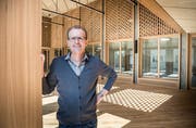 Schulpräsident Walo Bohl im neuen Schulhaustrakt in der Weitenzelg-Anlage. (Bild: Andrea Stalder)