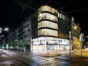 Solche «Festbeleuchtungen» machen den Nachttieren das Leben weitherum schwer: Bürogebäude in Zürich. (Bild: KEYSTONE/CHRISTIAN BEUTLER)