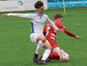 St. Margrethens junger Stürmer Erolind Sylaj (links) und seine Kollegen fegten am Samstag den FC Montlingen (mit Sandro Walt) vom Platz. (Bild: Dominik Sieber)