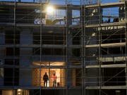 Laut dem Gewerkschaftsbund soll es bei den sozialen Rechten keinen Unterschied machen, ob jemand fest oder temporär angestellt ist. (Bild: KEYSTONE/GAETAN BALLY)