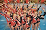 Feiert den gelungenen Wettkampf in Dagmersellen: die 15-jährige Debora Wolfisberg (ganz links mit Medaille) zusammen mit den Klubkameradinnen des STV Neuenkirch. (Bild: Petra Bühlmann (Dagmersellen, 11. Mai 2019))