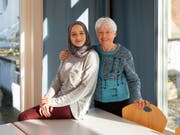 Die Integration von Flüchtlingen ist nicht denkbar ohne den grossen Einsatz von zahlreichen Freiwilligen in der ganzen Schweiz. Bodour Kelsani und Hildegard Schmutz im «Café International» im Kirchgemeindehaus Russikon ZH. (Bild: KEYSTONE/PPR/OBS/HEKS/CORINA FLUEHMANN)