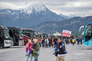 Imposant: Die 95 Cars vor der Bergkulisse auf der Luzerner Allmend. (KEYSTONE/Urs Flueeler)