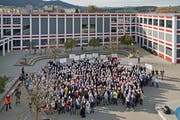 Sparmassnahmen bei der Bildung lassen Schüler und Lehrer der Kantonsschule Reussbühl gemeinsam demonstrieren – mit Masken auf dem Pausenplatz. (Bild: Pius Amrein, 19. November 2015)