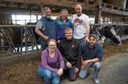 Walter und Thekla Keller freuen sich über Khalid Kuraezan (hinten, von links), genauso Evelyn, Erich und Walti Keller. (Bild: Martin Brunner)