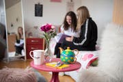 Alina (links) und Linda bei Schulaufgaben in Lindas Zimmer.