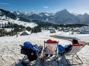 Im Winter wäre stundenlanges ungeschütztes Sonnen nötig, um die empfohlene Menge Vitamin D zu produzieren. Vorher gibt es Sonnenbrand. (Bild: KEYSTONE/WALTER BIERI)