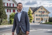 Der neue Inwiler Gemeinderat Florian Meyerhans vor dem Gemeindehaus. (Bild: Nadia Schärli, 13. Mai 2019)