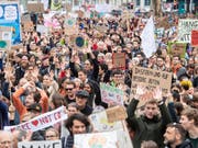 Auch der Kanton Zürich soll den Klimanotstand ausrufen. Dies fordert der neu zusammengesetzte Kantonsrat. Im Bild eine Klimademo in Zürich. (Bild: KEYSTONE/ENNIO LEANZA)