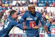 Präsentieren sich gegen GC in Spiellaune: Ruben Vargas (links) und Blessing Eleke. (Bild: Martin Meienberger/Freshfocus (Luzern, 12. Mai 2019))