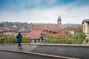 Am Hang zwischen Berneggstrasse (Bild) und Mühlensteg ist ein Wohngebäude geplant. (Bild: Urs Bucher)