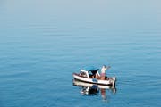 Ein Fischer auf dem Zugersee. Nicht mehr alle gehen so klassisch dem Hobby nach. (Bild: Stefan Kaiser (25. August 2016))