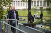 Für Ruedi Huber verbindet das Kraftwerk Zeughausbrücke und der dahinterliegende Murg-Auen-Park Technik mit Ökologie und widerspiegelt deshalb am besten seine Arbeit als Vorsteher des Departements für Werke, Freizeitanlagen und Sport. (Bild: Reto Martin)