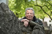 Thomas Widmer wandert zu interessanten Steinen. (Bild: Adriana Ortiz Cardozo)