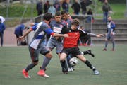 Der Schattdorfer Robin Mahrow muss sich gleich gegen drei Rotkreuzer Spieler durchsetzen. (Bild: Urs Hanhart, Schattdorf, 11. Mai 2019)