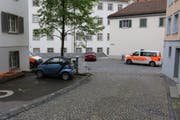 Das rote Auto rollte vom Standort des Fotografen über die St.-Georgen-Strasse bis zur Mauer zum Stiftsbezirk hin. Unterwegs demolierte es einen Robidog und einen Abfallbehälter. (Bilder: Stadtpolizei St.Gallen - 12. Mai 2019)