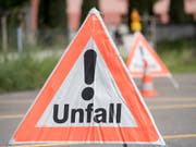 Ein Bauarbeiter ist in Riehen BS in ein Loch gefallen und verschüttet worden. Er konnte nur noch tot geborgen werden. (Bild: KEYSTONE/URS FLUEELER)