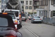 Dieses Bild dürfte sich in den nächsten Wochen vermehrt zeigen: Der Verkehr staut sich im Städtli Lichtensteig. (Bild: Ruben Schönenberger)